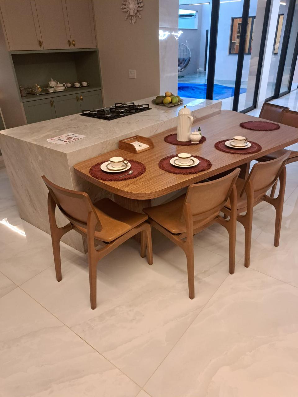 Ilha de cozinha integrada com mesa de jantar