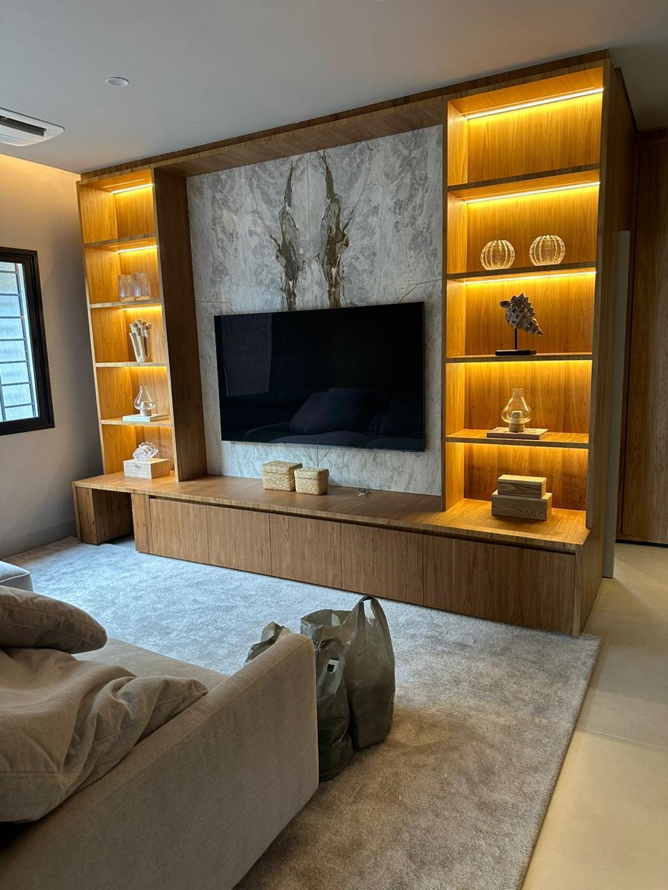 Painel de TV planejado em madeira e mármore, marcenaria de alto padrão